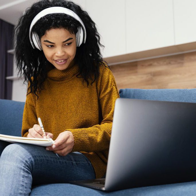L'apprentissage, une fille qui étudie à l'aide d'un ordinateur portable