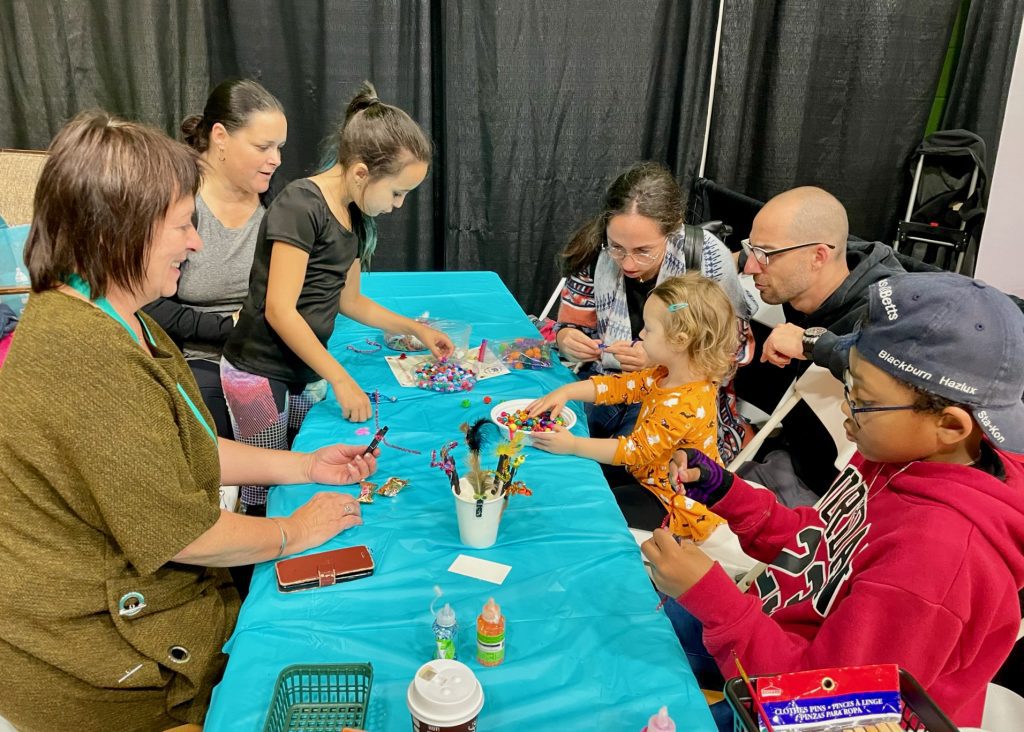 Des enfants et des parents qui ont participé à un atelier au Salon de la famille et de la petite enfance en octobre 2023. #DSFNO #SFPENO